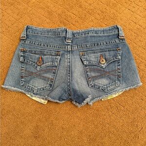 Lei vintage micro low rise medium wash denim shorts women’s size 5